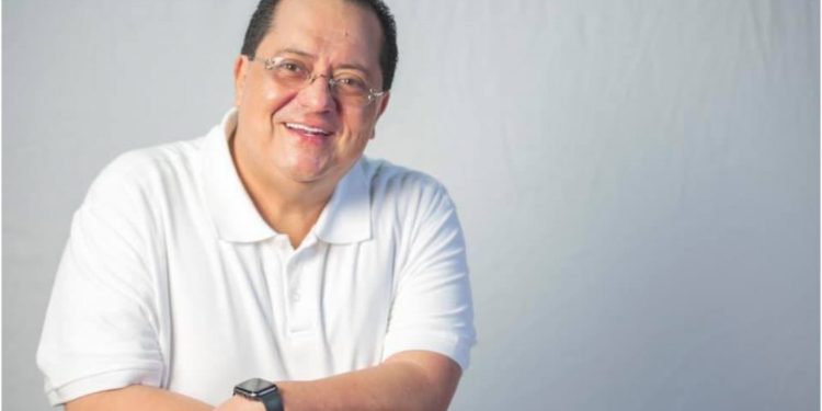 Reaparece Manuel Andrade en redes sociales tras situación médica