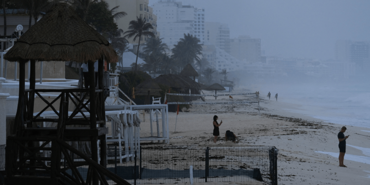 Más de 200 mil personas afectadas quedan sin luz tras el paso del huracán Beryl