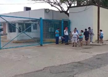 Vecinos de Tierra Colorada protestan en oficinas de CFE en Villahermosa