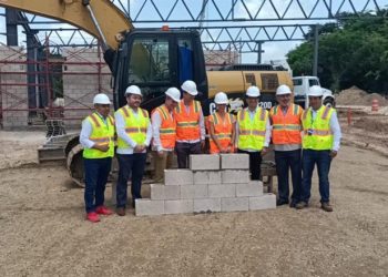 Colocan primera piedra de «Bodega Aurrera» en Macultepec
