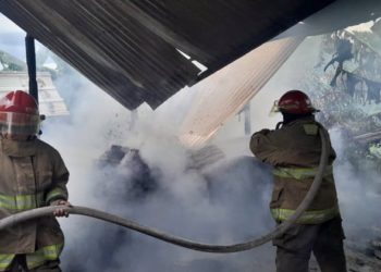 Bomberos sofocan incendio en bodega de Ranchería Samarkanda