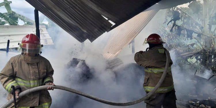 Bomberos sofocan incendio en bodega de Ranchería Samarkanda
