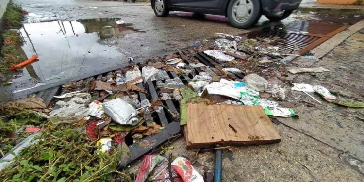 Encuentran llenas de basura rejillas internas del cárcamo Gaviotas Norte