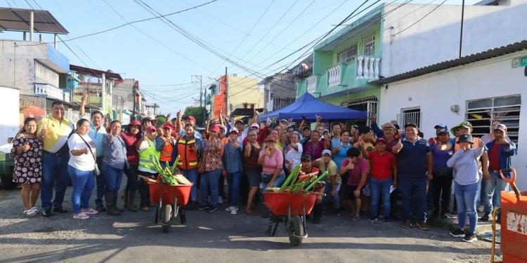 Vecinos de la Col Gil y Sáenz se adelantan ante pronóstico de lluvias con desazolve y limpieza de calles