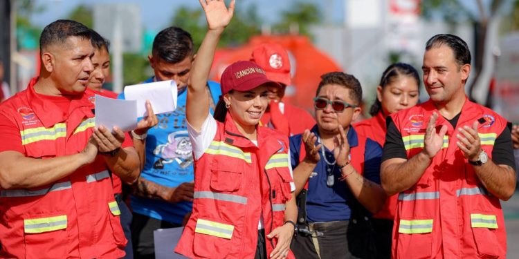 Enaltece Ana Paty Peralta labor heroica y dedicación de bomberos