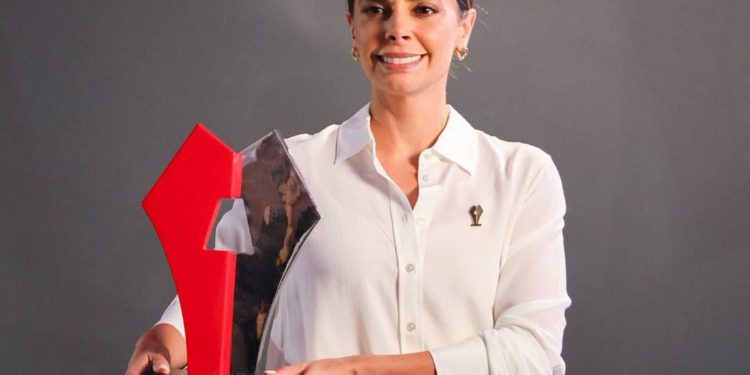 Ana Paty Peralta recibe premio nacional por programas para regular y llevar servicios a colonias