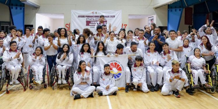 Abanderada Ana Paty Peralta a atletas cancunenses