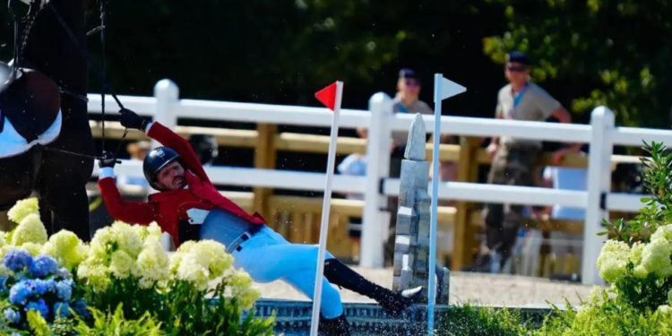 Es eliminado el mexicano Andrés Azcárraga de la final de salto individual ecuestre tras caida en París 2024