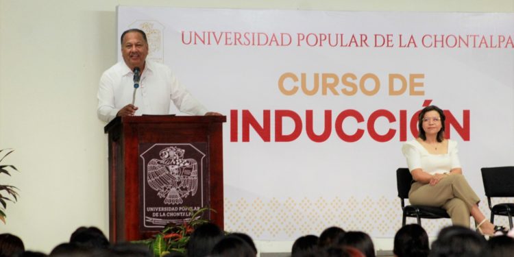 Motiva rector de UPCH a estudiantes de nuevo ingreso en curso de inducción