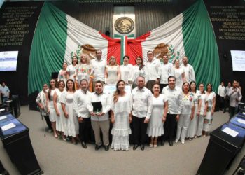 Galardonan a Wildernain Villegas con medalla al Mérito Indígena Maya “Cecilio Chi”