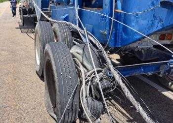 Maquinaria derriba postes de luz en José María Morelos