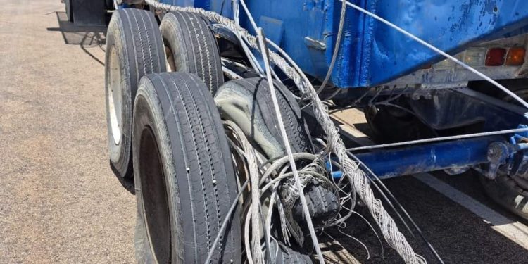 Maquinaria derriba postes de luz en José María Morelos