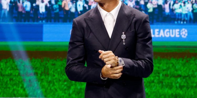 Cristiano Ronaldo recibe galardón por su trayectoria en el fútbol de la Champions League