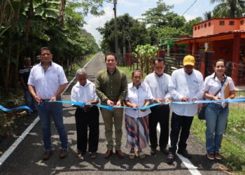 Entrega «Chelo» Cano construcción de camino en la colonia Mayito