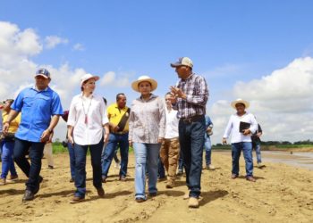 Supervisan Aura Medina, Osuna y Conagua, desazolve en escotadura El Censo