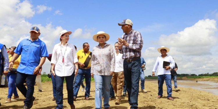 Supervisan Aura Medina, Osuna y Conagua, desazolve en escotadura El Censo