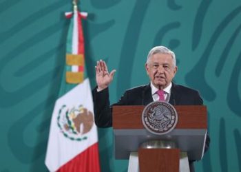 AMLO manifiesta inquietud ante posible soborno a consejeros del INE por proyecto de Morena