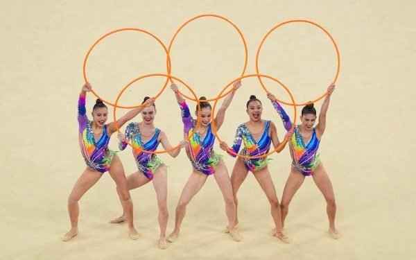 Las mexicanas tienen una extraordinaria rutina en gimnasia rítmica en #Paris2024 con canciones como «Staying Alive», «September», «Born To Be Alive» e «YMCA»,  clasifican a la siguiente ronda