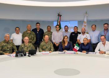 Revisa Mara Lezama con el secretario de Marina, Rafael Ojeda Durán, proyectos para la atención del sargazo en Quintana Roo