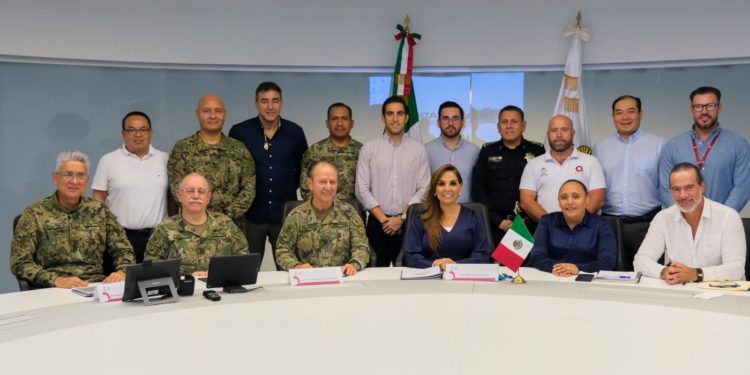 Revisa Mara Lezama con el secretario de Marina, Rafael Ojeda Durán, proyectos para la atención del sargazo en Quintana Roo
