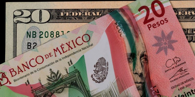 Fuerte caída del peso mexicano por preocupación en mercados, cotiza 19.64 por dólar