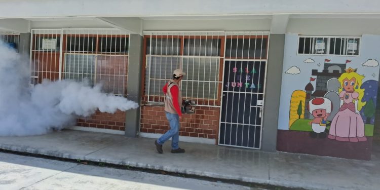 Para regreso a clases, SESA realiza acciones de prevención contra el dengue en planteles de Quintana Roo