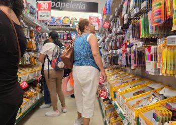 Padres Tabasqueños realizan compras de última hora para el regreso a clases