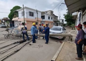 Colapsan postes de CFE en la colonia Miguel Hidalgo; dejan sin luz a cuatro cuadras