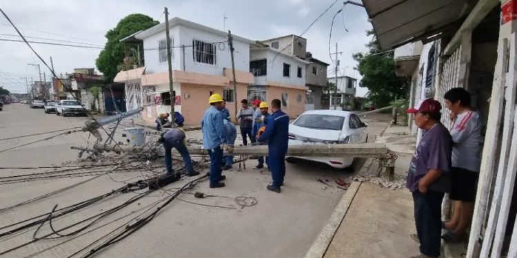 Colapsan postes de CFE en la colonia Miguel Hidalgo; dejan sin luz a cuatro cuadras