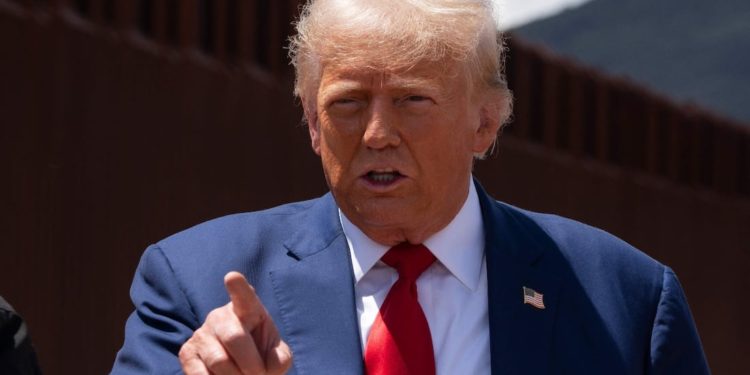 Arrestan a un hombre por amenazar de muerte a Donald Trump