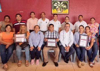 Egresan del IEAT 9 mil jóvenes y adultos en Comalcalco y Cunduacán