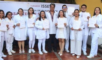 Otorga ISSET constancias de servicio social a médicos pasantes