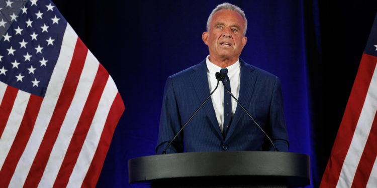 Robert F. Kennedy Jr se retira de las elecciones de EU