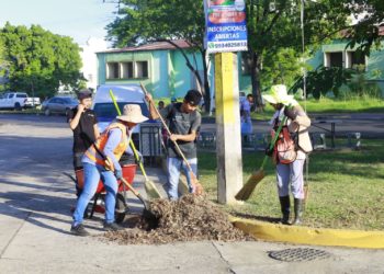 Apoyan vecinos del conjunto habitacional Multi 80, 83 y 85 la Jornada Integral de Limpieza