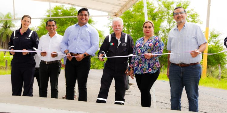 Dona empresa petrolera nueve casetas de transporte público en Macuspana