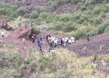 Autoridades rescatan a un hombre tras caer al volcán inactivo Xitle en Tlalpan