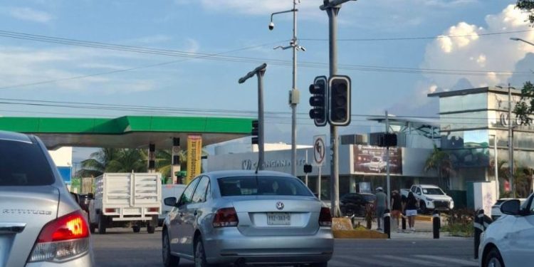 Reportan apagones en varias zonas de Cancún