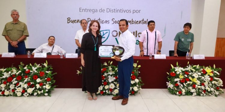 Centro entrega 11 distintivos «Orgullo Verde» por buenas prácticas socioambientales
