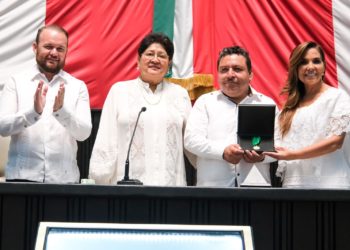 Entrega Mara Lezama Medalla al Mérito Indígena “Cecilio Chí” a Wildernain Villegas Carrillo por su contribución a la preservación de la Cultura Maya
