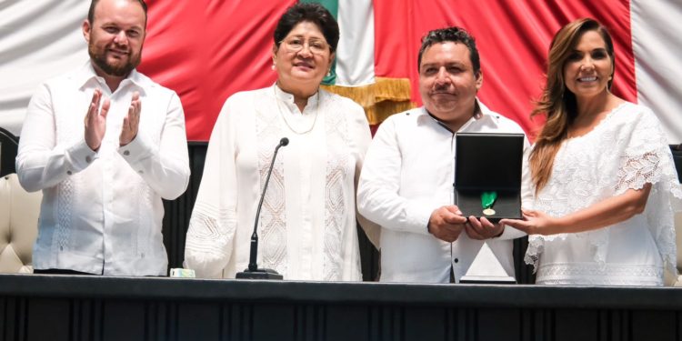 Entrega Mara Lezama Medalla al Mérito Indígena “Cecilio Chí” a Wildernain Villegas Carrillo por su contribución a la preservación de la Cultura Maya
