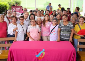 Entrega la Beneficencia Pública lentes de armazón a las y los adultos mayores de los Clubs Nuevo Amanecer y Club para la Atención de las Personas Mayores del DIF estatal