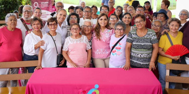Entrega la Beneficencia Pública lentes de armazón a las y los adultos mayores de los Clubs Nuevo Amanecer y Club para la Atención de las Personas Mayores del DIF estatal