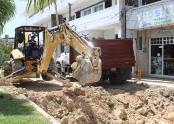 El Gobierno del Estado atiende peticiones de la población con el programa de rehabilitación de desfondes en Chetumal