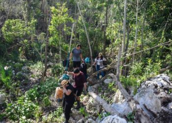 Brigada Juvenil del IQJ encabeza jornada de limpieza del cenote Chipe Encapuchado de Solidaridad