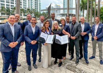 Mara Lezama firma con navieras un histórico fondo para turismo de cruceros para mejorar la infraestructura de Cozumel y Mahahual