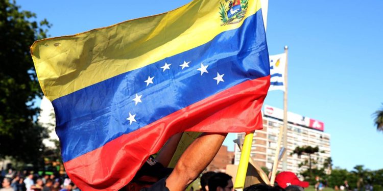 Inmigrantes venezolanos temen por la seguridad de sus familiares ante crisis política