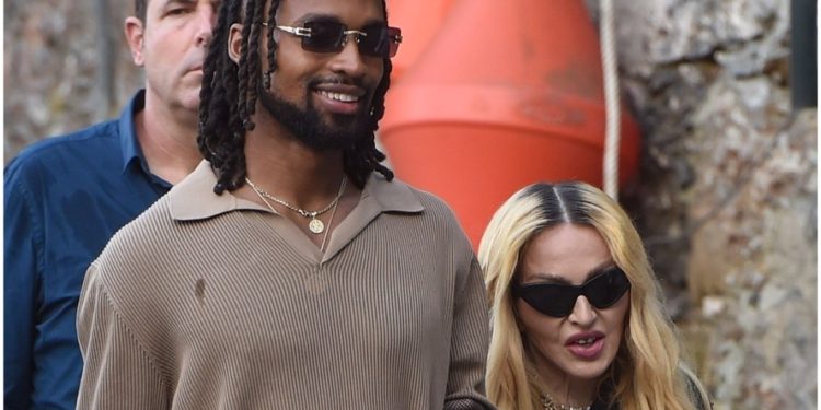 Madonna anuncia nuevo romance con el modelo y futbolista Akeem Morris