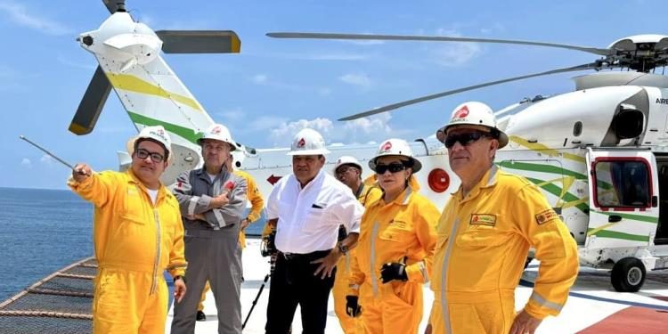 Acompaña May a Octavio Romero en supervisión de pozo petrolero en Cárdenas