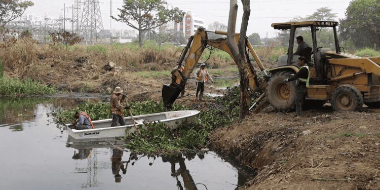 Desazolve en escotadura El Censo para mitigar inundaciones en Villahermosa