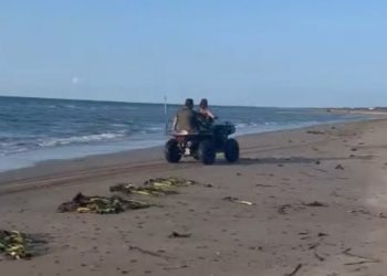 Exhiben a pareja presuntamente alcoholizada manejando cuatrimoto a exceso de velocidad en playa Miramar